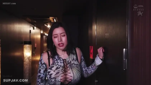 胸部特写 · 站立 · 巨乳 · 走廊 · 平静表情 · 门牌 · 开胸上衣 · 等待行为