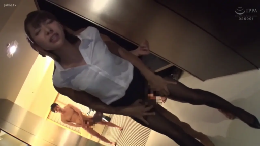 室内 · 苦痛 · 站姿 · 黒いショートスカート · 胸を撫でる · 痴汉 · 上半身