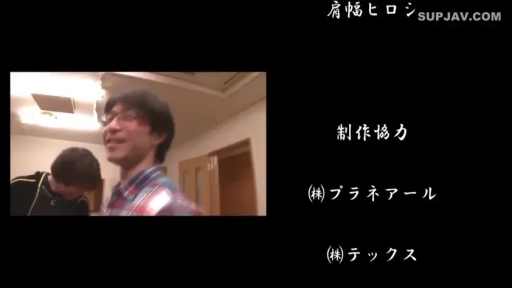 运动夹克 · 室内 · 眼镜 · 站立 · 走动 · 多男 · 笑容