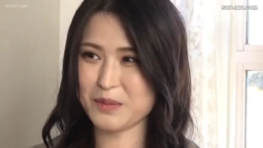 室内 · 面部 · 微笑 · 対話 · 灰色のトップス · 窗帘 · 正面 · 黑色长发