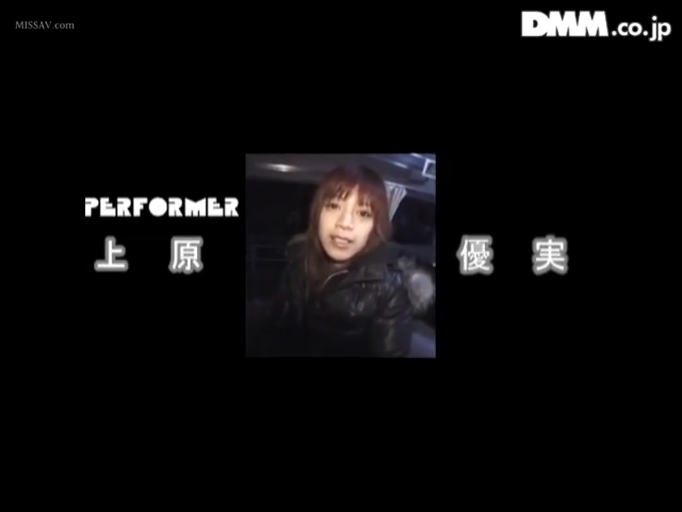 室内 · 坐姿 · 面部 · 平静 · 白色上衣 · 注视