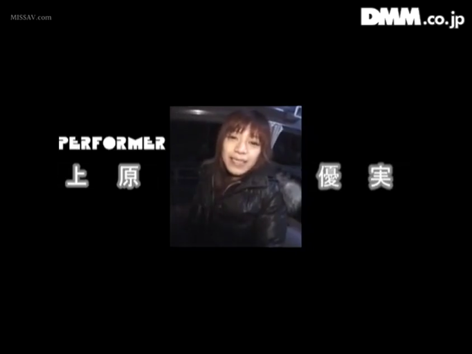 坐姿 · 交谈 · 严肃 · 中景 · 手提包 · 昏暗 · 包间 · 一字肩上衣