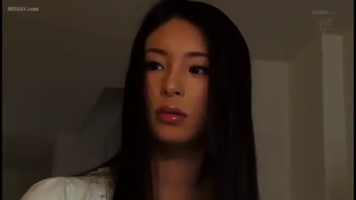 室内 · 忧郁 · 面部特写 · 白色上衣 · 注视 · 长发 · 坐姿侧头