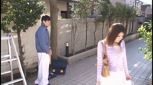 室内 · 胸部特写 · 站立 · 昏暗 · 害羞 · 脱衣 · 胸罩 · 半裸与胸罩