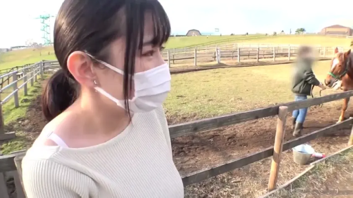 站立 · 中景 · 白色毛衣 · 口罩 · 平和 · 观望 · 外拍 · 牧场