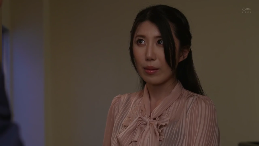 坐姿 · 微笑 · 面部特写 · 室内沙发 · 毛绒玩具 · 可爱风 · 粉白条纹毛绒连帽睡衣 · 怀抱玩偶