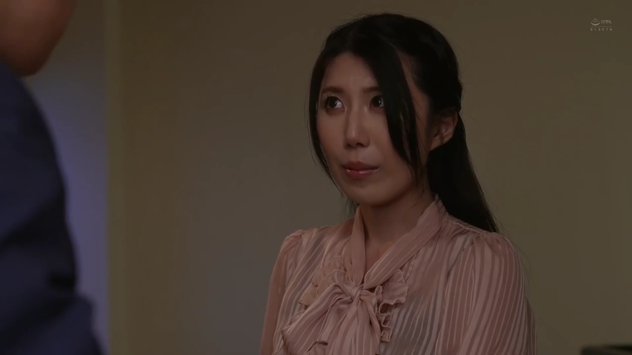 室内 · 坐姿 · 专注 · 沙发 · 上半身特写 · 手交行为 · 激凸 · 白色紧身长袖毛衣