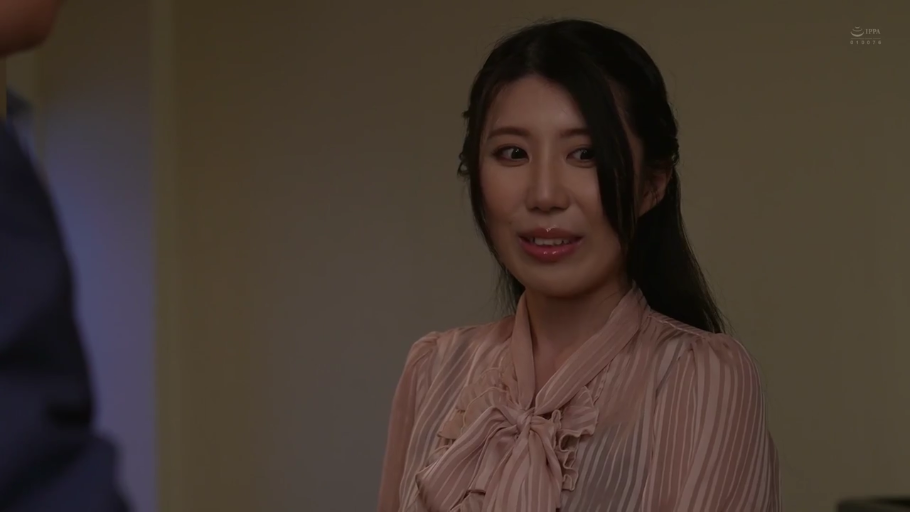 双马尾 · 中景特写 · 学生校服 · 开朗 · 户外街头 · 侧头倾斜 · 微笑谈谈