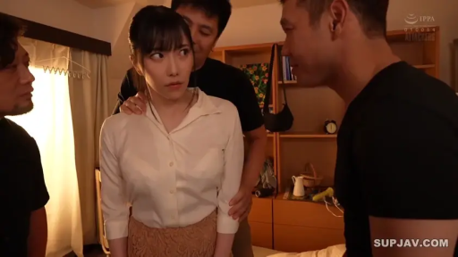 站立 · 中景 · 劇情場景 · 置物架 · 室内房间 · 不安 · 白色衬衫与长裙 · 多人肢体接触