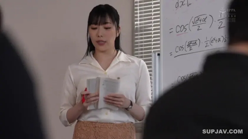 站立 · 中景 · 凝视 · 门 · 昏暗室内 · 低亮度 · 格纹短袖 · 握住门把手