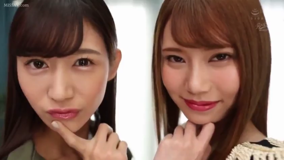 室内 · 脸部特写 · 诱惑 · 双人 · 便装 · 托腮 · 看向镜头