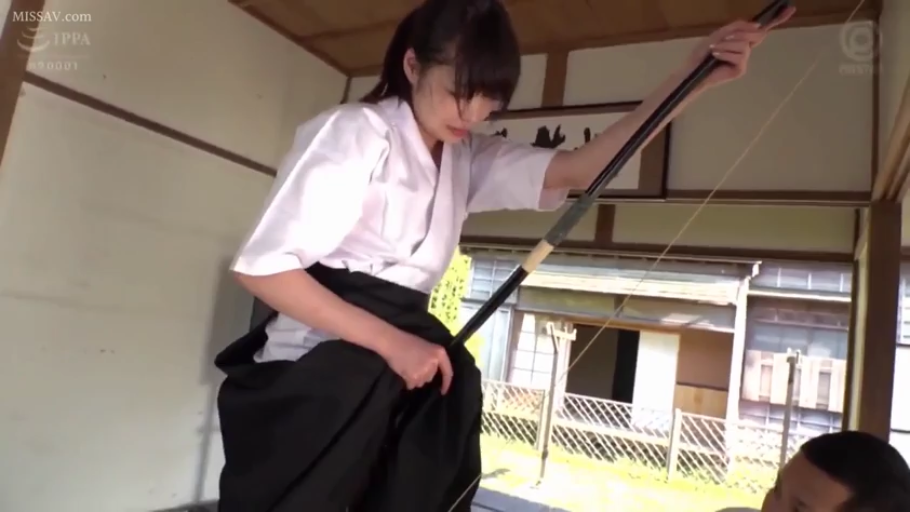 严肃 · 站姿 · 道场 · 窗外风景 · 弓道服 · 和弓 · 持弓