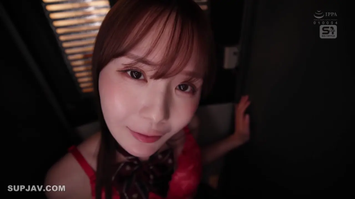 室内 · 脸部特写 · 注视镜头 · 红色吊带裙 · 俯身凑近 · 微露齿笑 · 环形灯影