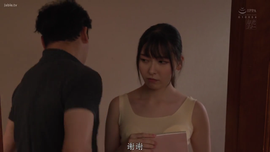 坐姿 · 微笑 · 面对镜头 · 手提包 · 车内 · 大腿 · 迷彩短裤