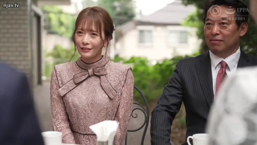 座り姿勢 · 会話 · 中景 · 微笑 · 熟女 · 咖啡杯 · 庭院 · 蕾丝连衣裙