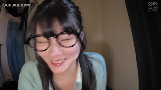 室内 · 座り姿勢 · 面部 · メガネ · 微笑 · 凝視 · 自拍 · 浅蓝色开衫