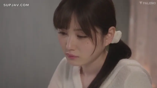 室内 · 沉思 · 忧郁 · 低头 · 脸部特写 · 白色上衣 · 马尾