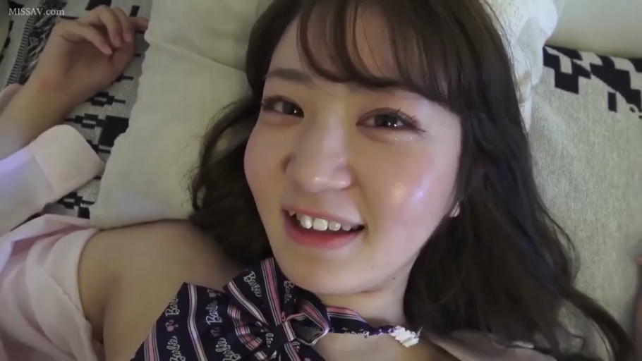 面部 · 卧室 · 微笑 · 枕头 · 面对镜头 · 仰卧 · POV视角 · 衬衫领结