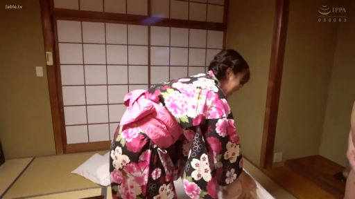 和室 · 中景 · 弯腰 · 和服 · 铺床