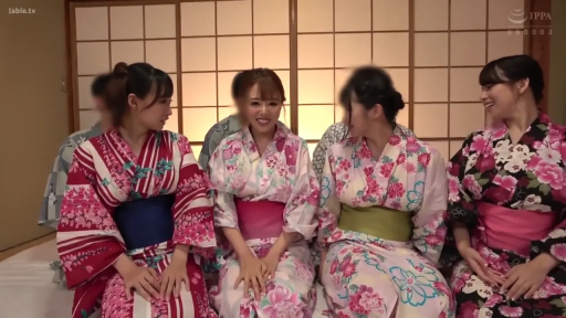 坐姿 · 交谈 · 和室 · 中景 · 微笑 · 榻榻米 · 多人 · 浴衣