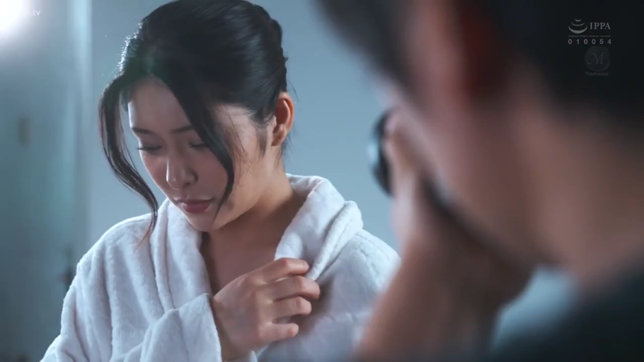 室内 · 侧身 · 羞涩 · 中景 · 摆拍 · 浴袍 · 摄影师视角