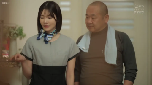 室內 · 中景 · 微笑 · 对话 · 休闲服 · 面对面站立 · 互动 · 毛巾