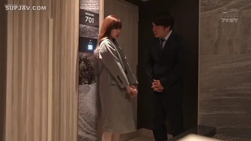 严肃 · 站立 · 全景 · 剧情 · 走廊 · 交流 · 大衣 · 房门