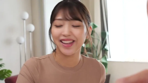 室内 · 座り姿勢 · 面部 · 谈话 · フロアランプ · 笑容 · アジア人 · 茶色のトップス