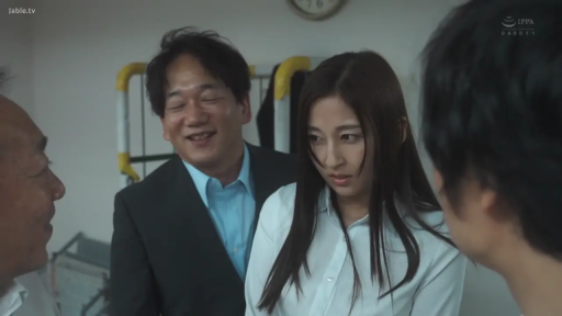 室内 · 微笑 · 站立 · 职业装 · 剧情 · 对视 · 衣架