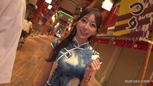 站立 · 微笑 · 半身 · 户外 · 旗袍 · 亚洲女性 · 手表 · 漫步