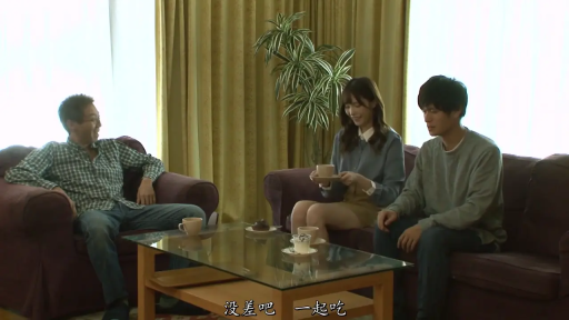 坐姿 · 全景 · 自然 · 客厅 · 多人 · 休闲服 · 聚会 · 咖啡桌