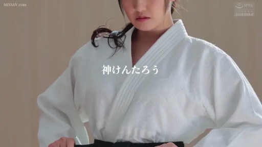 室内 · 严肃 · 站立 · 半身 · 制服 · 整理 · 柔道服 · 黑带