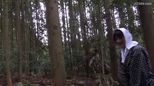 站立 · 中景 · 微笑 · 注视 · 户外 · 树木 · 林地 · 头巾外套