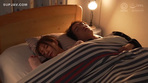 薄暗 · 面部 · 寝室 · 安详 · デスクライト · 寝姿 · 睡衣 · 睡眠