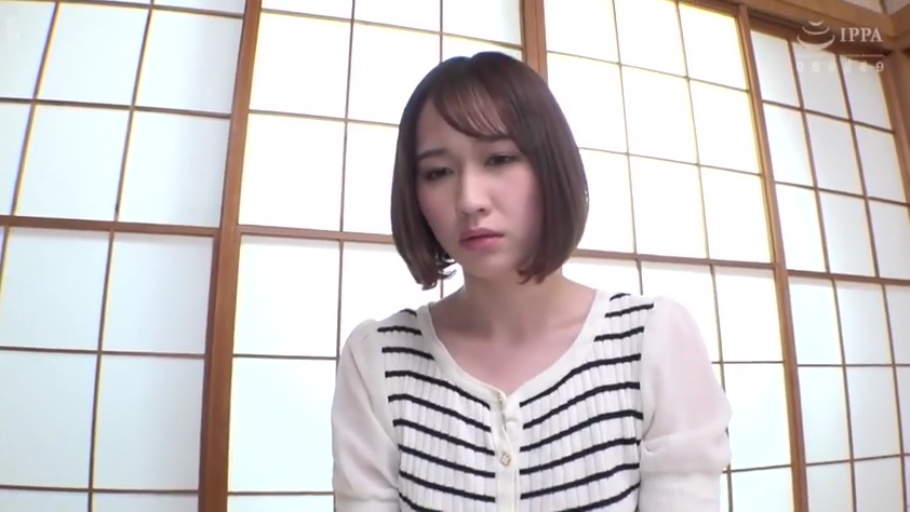 忧郁 · 和室 · 半身 · 正坐 · 注视 · 条纹衫 · 短发