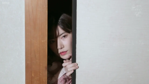 平静 · 面部特写 · 和服 · 日式室内 · 局部遮掩 · 木质拉门 · 窥视行为 · 门后探头