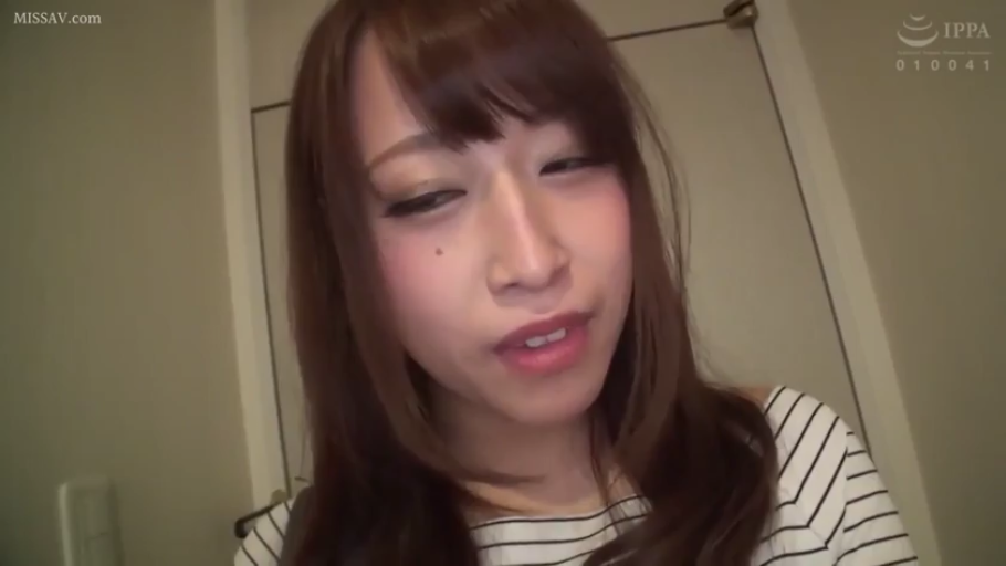 室内 · 诱惑 · 凝视 · 是 · 俯视镜头 · 黑白条纹衫 · 脸上有痣