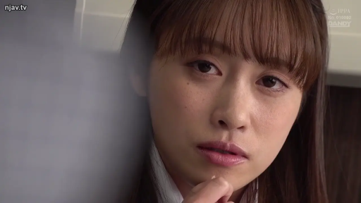 室内 · 坐姿 · 脸部 · 衬衫 · 特写 · 凝视 · 哀怨