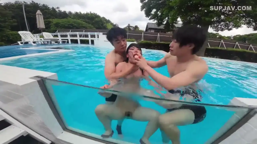 全裸 · 愉悦 · 中景 · 站姿 · 多人性交 · 三人行 · 户外泳池 · 泳池玻璃