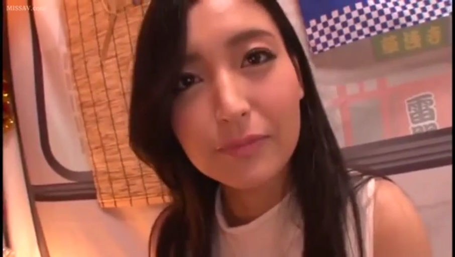 室内 · 坐姿 · 脸部特写 · 微笑 · 注视镜头 · 长发 · 白色无袖上衣 · 竹帘