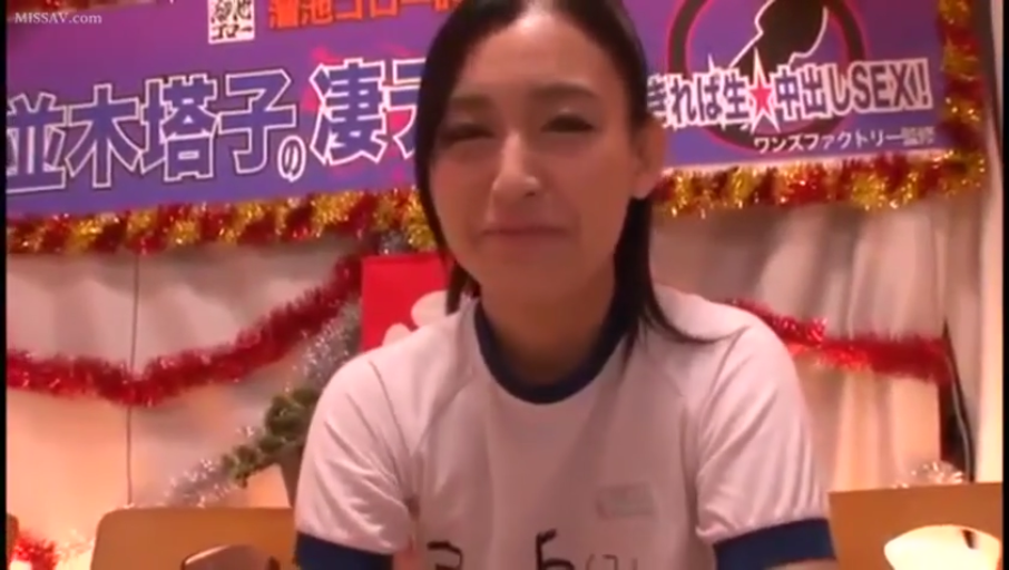 室內 · 坐姿 · 微笑 · 半身特寫 · 體操服 · 亚洲女性 · 面向镜头 · 背景横幅