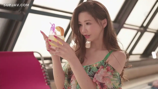 坐姿 · 半身 · 室内泳池 · 恬静 · 持杯 · 碎花吊带 · 度假风 · 鸡尾酒