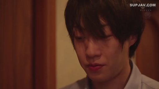 室内 · 脸部 · 站立 · 平静 · 注视 · 长发 · 木门 · 无袖衫