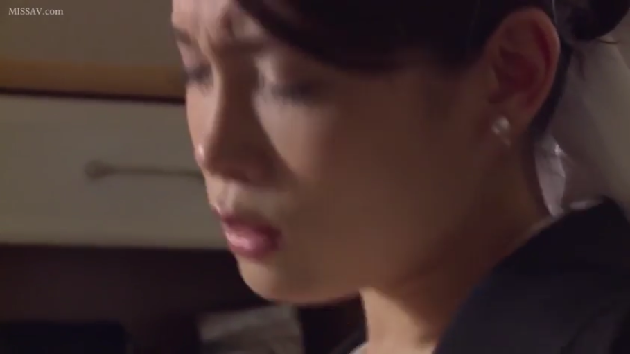 俯身 · 脸部特写 · 卧室 · 黑色正装