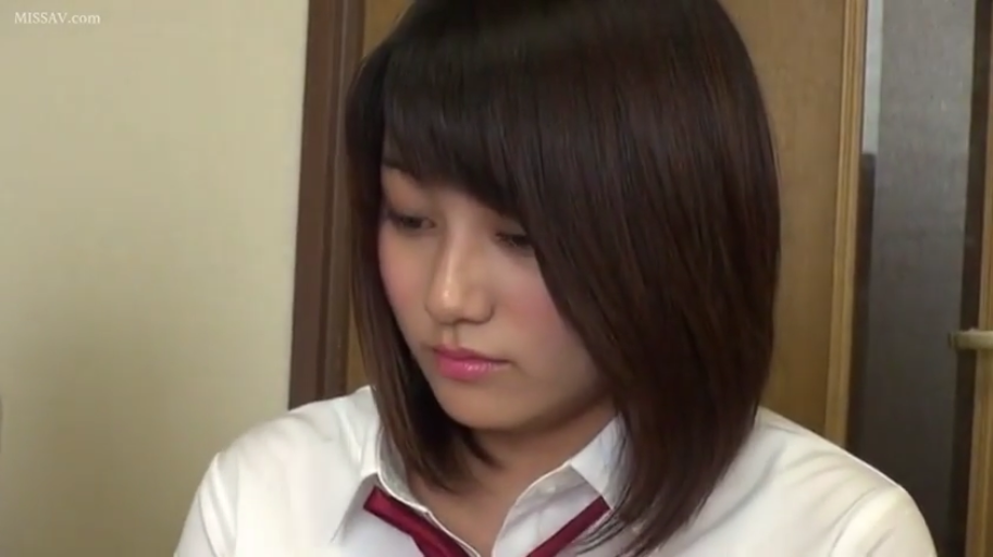 室内 · 无表情 · 脸部特写 · 正面 · 制服 · 凝视 · 短发