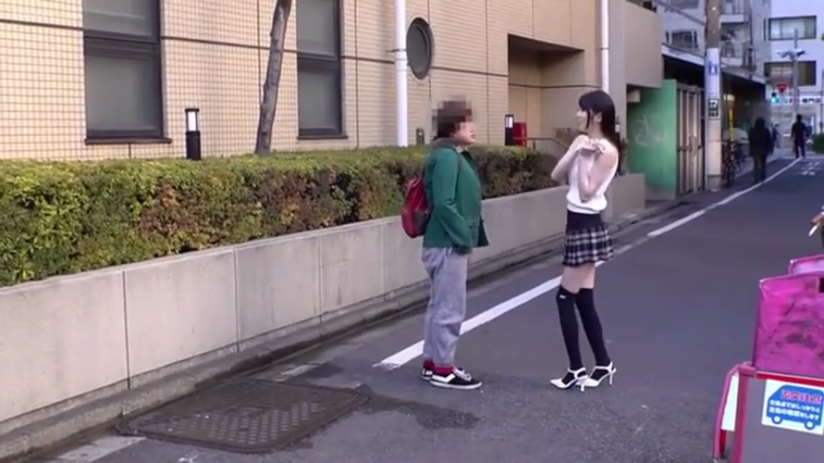 坐姿 · 口交 · 成人内容 · 近景 · 餐厅 · 欢愉 · 木桌 · 条纹连衣裙