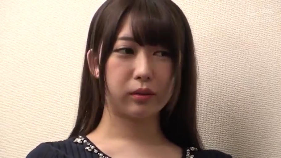 室内 · 脸部特写 · 深色亮片上衣