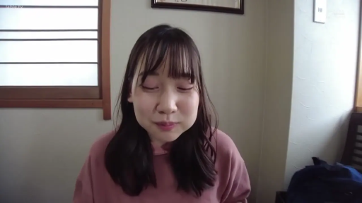 Indoor · Sitting Posture · Smile · 头部特写 · 背包 · 粉色卫衣 · 捂嘴