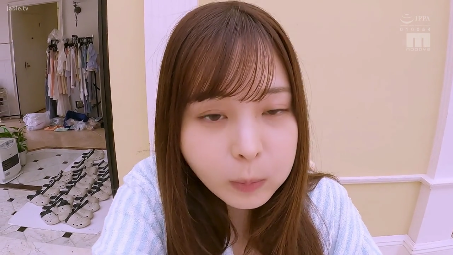 室内 · 脸部特写 · 迷离 · 长发 · 凝视镜头 · 正对镜头 · 条纹浴袍