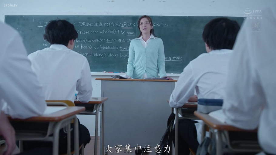 教室 · 站立 · 中景 · 自然 · 针织衫 · 黑板 · 教师 · 讲课